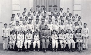 Professor Aníbal Nunes Pires e seus alunos do Colégio Catarinense na década de 1940. Acervo Zeca Pires